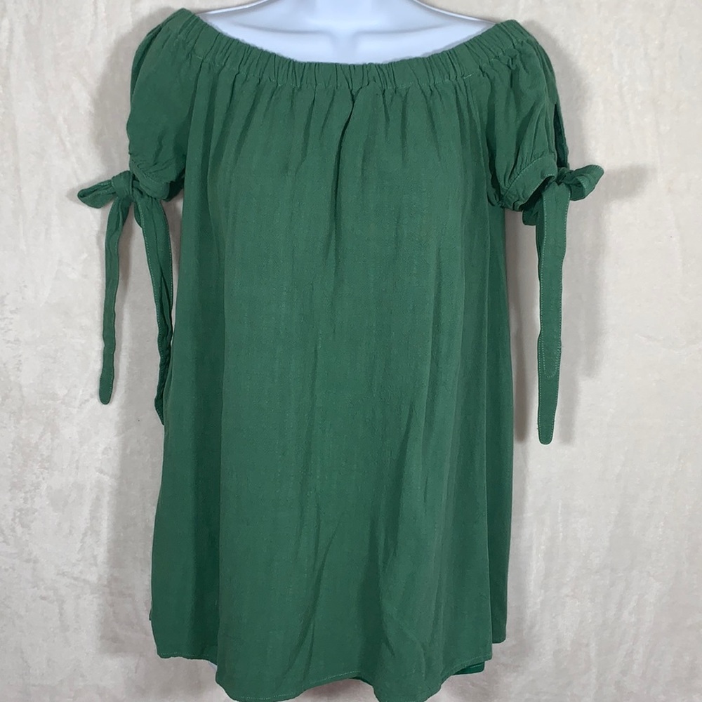 Lulus off the shoulder top. Size Small